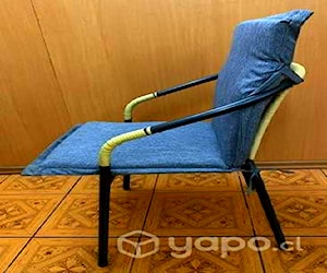 <p>Silla metálica con respaldo</p>