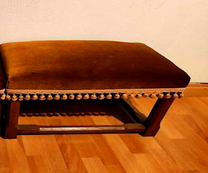 <p>Banqueta de madera antigua</p>