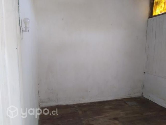<p>Arriendo pieza la Cisterna Metro Parron</p>