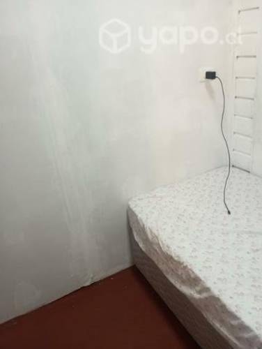 <p>Se arrienda pieza con cama</p>