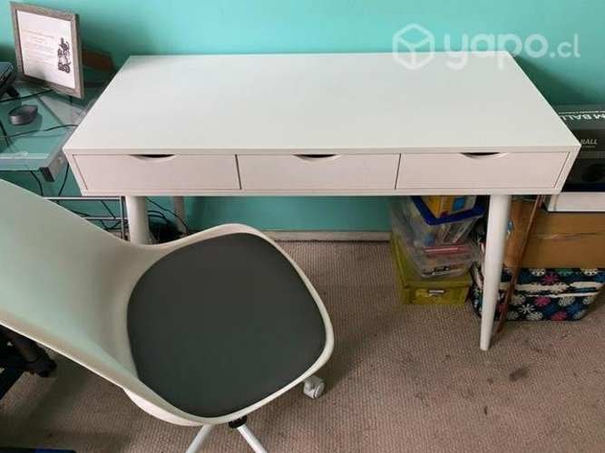 <p>Escritorio blanco tres cajones + silla</p>