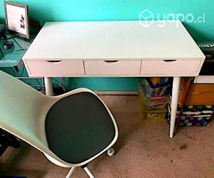 <p>Escritorio blanco tres cajones + silla</p>