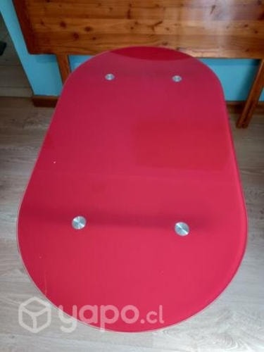 <p>Mesa con cubierta vidrio color roja.</p>