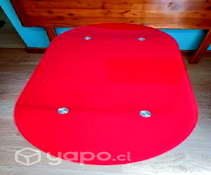 <p>Mesa con cubierta vidrio color roja.</p>