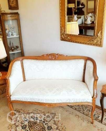 <p>Hermoso sillón francés muy antiguo</p>