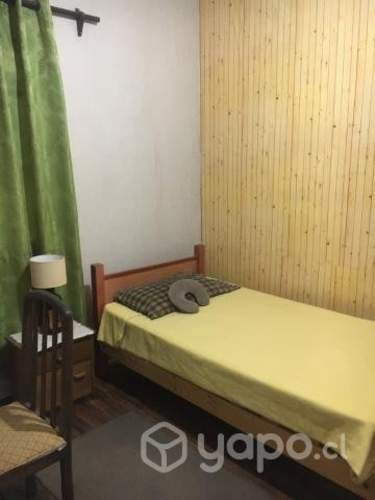 <p>Amplia pieza amoblada en casa de familia</p> image