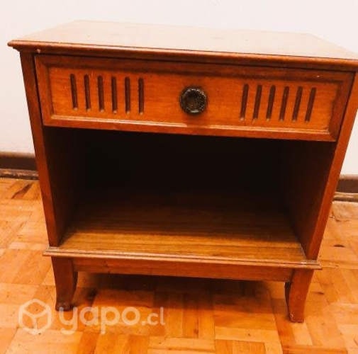 <p>Velador Cic madera antiguo usado</p>