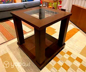 <p>Mesa lateral madera y vidrio</p>