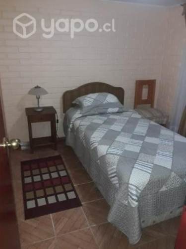 <p>Pieza con baño exclusivo y estacionamient</p>