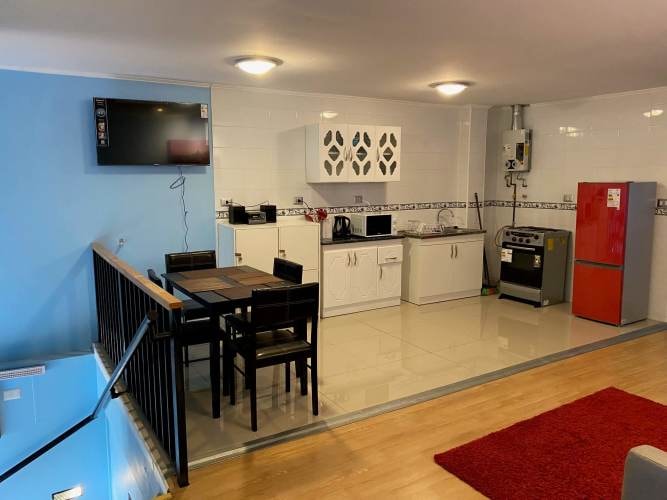 <p>Habitacion amoblada</p> image