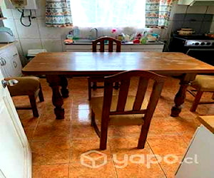 <p>Mesa comedor con 5 sillas</p>