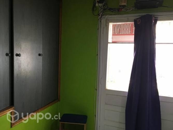 <p>Dormitorio amplio con baño privado,derecho a cocin</p>