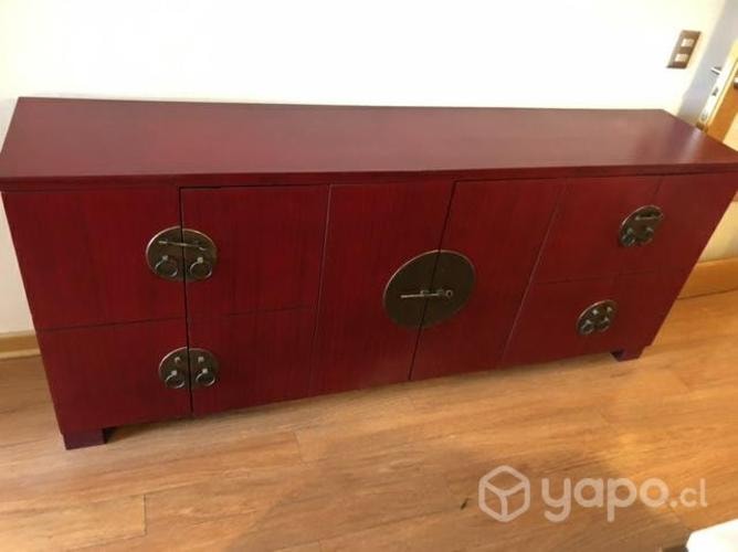 <p>Mueble madera rojo tipo buffet</p>