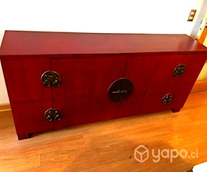 <p>Mueble madera rojo tipo buffet</p>