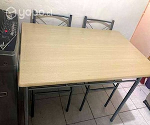 <p>Mesa con dos sillas</p>