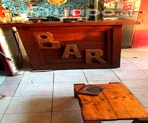 <p>Bar de madera rústico</p>