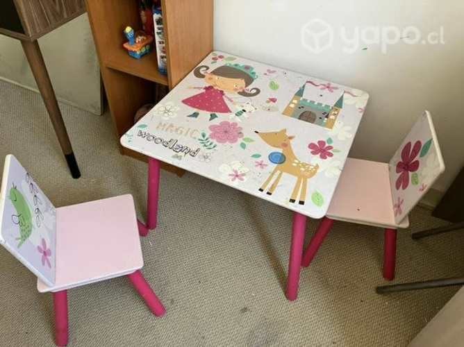 <p>Mesa y sillas para niños</p>