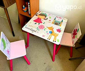 <p>Mesa y sillas para niños</p>