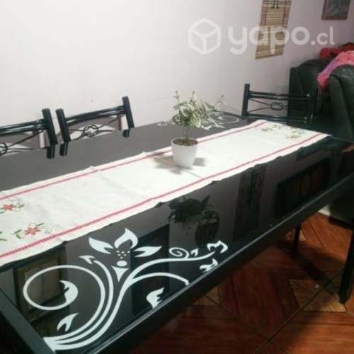 <p>Mesa de comedor de vidrio color negro</p>