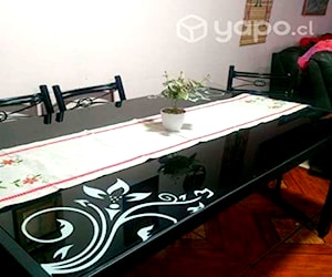 <p>Mesa de comedor de vidrio color negro</p>