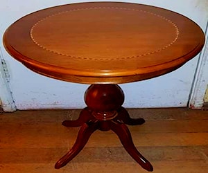 <p>Mesa lateral redonda con marqueteria de Rauli</p>