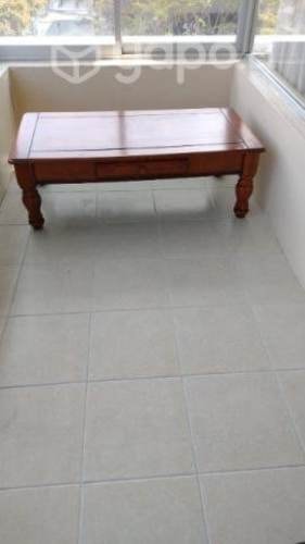 <p>Mesa de centro de madera maciza</p>