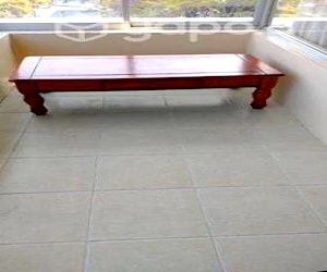 <p>Mesa de centro de madera maciza</p>