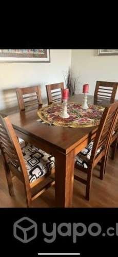 <p>Mesa de comedor de madera con seis sillas</p>