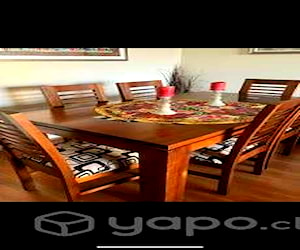 <p>Mesa de comedor de madera con seis sillas</p>