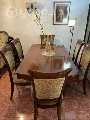 <p>Bello comedor de madera y silla</p>