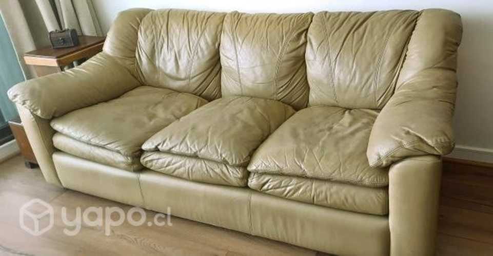 <p>Sofa CUERO natural 3 cuerpos</p>