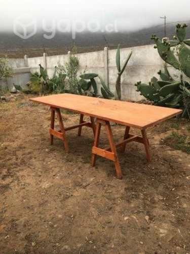 <p>Mesa y bancas con Mantel y caminos</p>