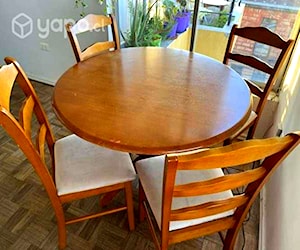 <p>Juego de comedor con 4 sillas.</p>