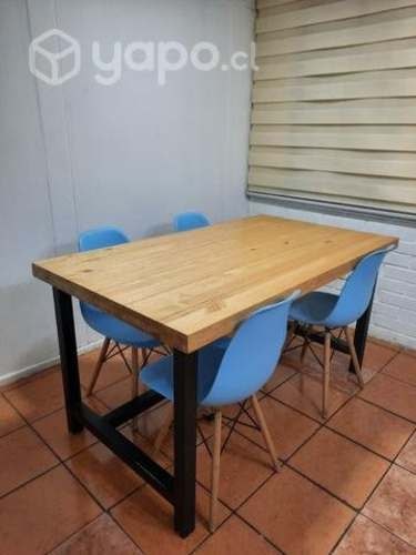 <p>Mesa de Comedor y 4 Sillas</p>