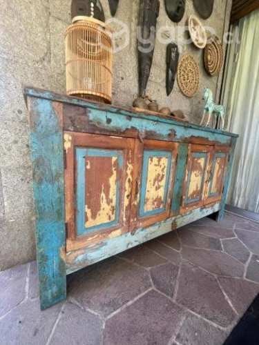 <p>Buffet hecho de madera reciclada de bote</p>