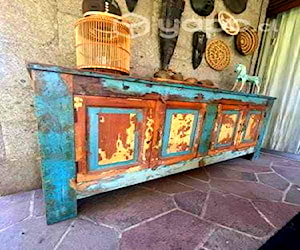 <p>Buffet hecho de madera reciclada de bote</p>