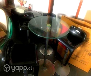 <p>Juego de mesa alta con sillas</p>