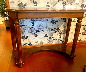 <p>Elegante mesa arrimo</p>