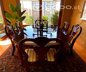 <p>Mesa de comedor con sillas</p>