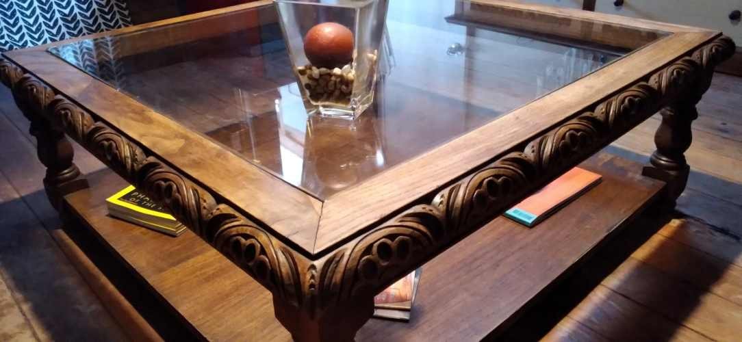 <p>Mesa de centro tallada de madera encina</p>