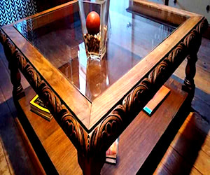 <p>Mesa de centro tallada de madera encina</p>