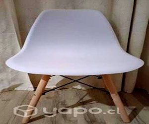 <p>Silla blanca tipo eames</p>