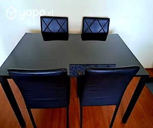 <p>Comedor + 4 sillas</p>