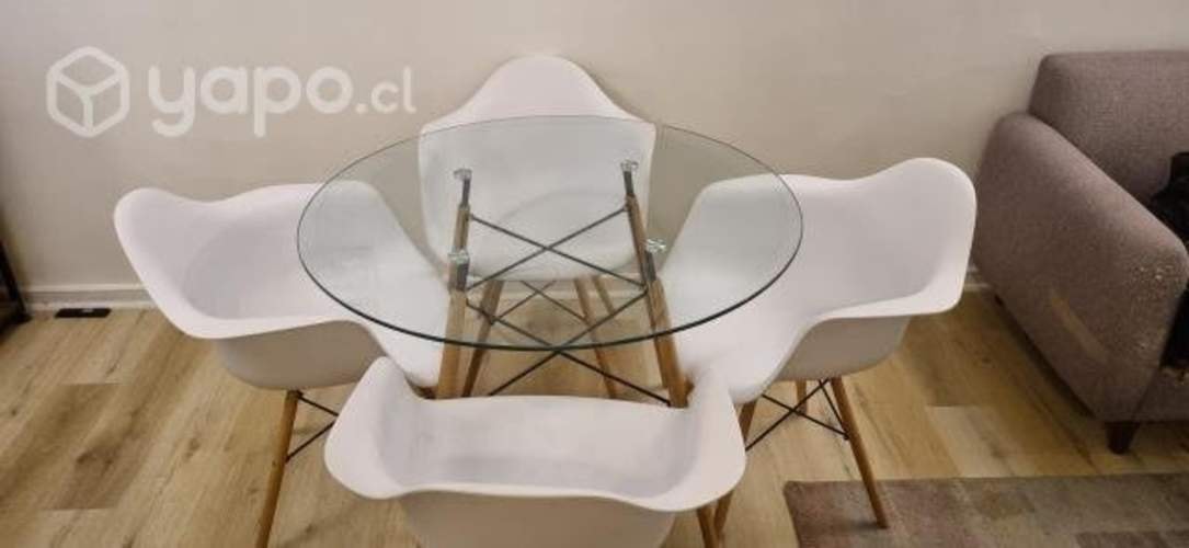 <p>Comedor vidrio +sillas eames</p>