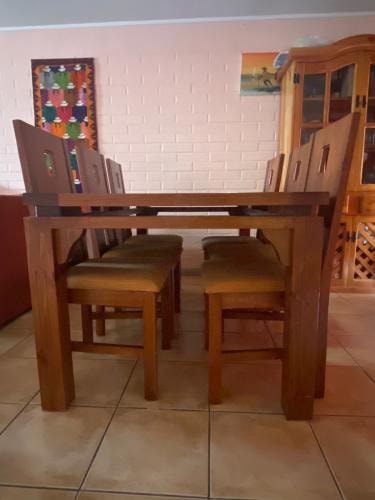 <p>Comedor  con 6 sillas</p>