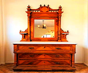 <p>Mueble antiguo de madera con cubierta de mármol y espejo</p>