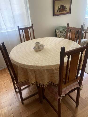 <p>Mesa redonda comedor con seis sillas</p>