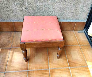 <p>Banqueta de madera pequeña</p>