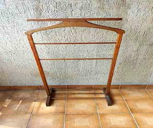 <p>Perchero de madera marca CIC (Antiguo)</p>