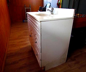 <p>mueble de baño blanco</p>